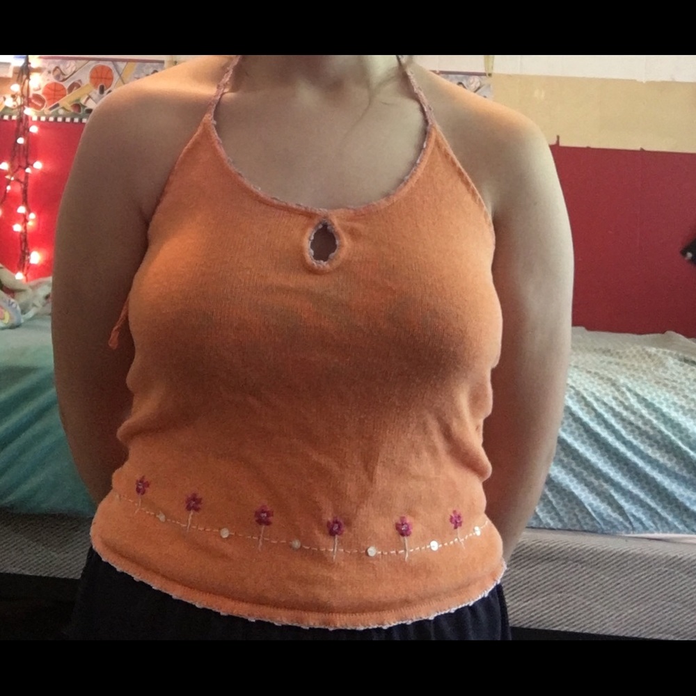 cropped tank top w/ delicate design at bottom 🧡